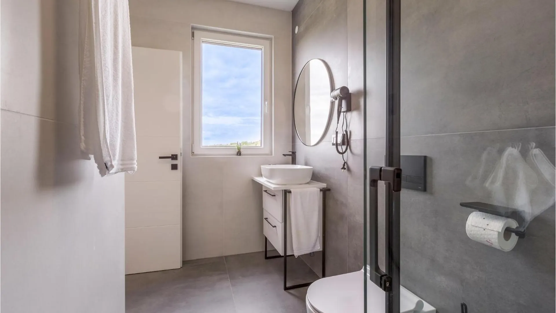 3 Bedroom Amazing Home In Valbandon Holiday home